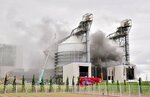 黒煙を上げる米子バイオマス発電所＝９日午前１０時５分ごろ、鳥取県米子市大篠津町
