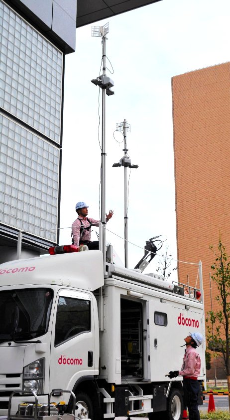 衛星エントランス搭載移動基地局車の設営デモも行われた