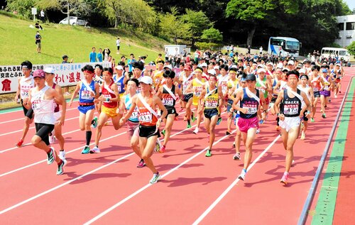 日本海駅伝　号砲とともにスタートを切る１区の走者ら＝１日、鳥取県倉吉市の市営陸上競技場