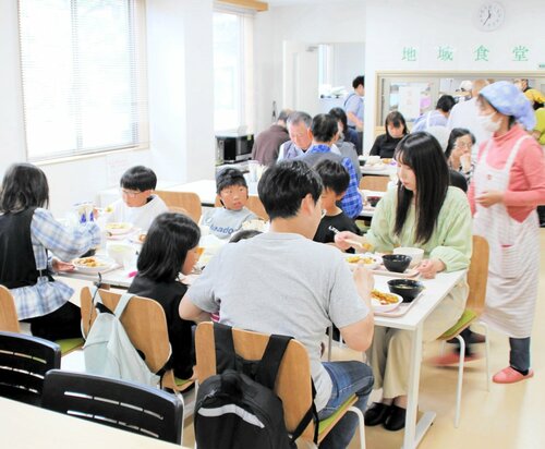 多くの来訪者でにぎわう地域食堂