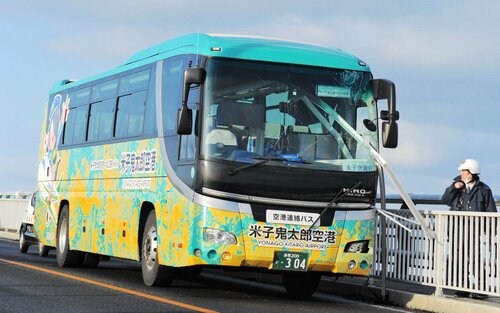 ガードレールがフロントガラスを突き破った空港連絡バス＝9日午前8時45分ごろ、松江市八束町の江島大橋