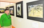 小城の四季や生活の痕跡を写した作品を紹介する中谷さん＝２７日、香美町村岡区入江の射添地区公民館