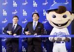 　米大リーグ、ドジャースと大リーグ機構が開催する展覧会でテープカットする球団ＯＢの斎藤隆氏（中央）ら＝５日、東京都港区