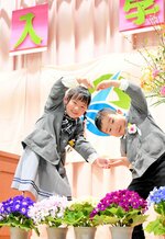晴れやかな笑顔で記念撮影をする山西さん（左）と山本さん＝８日、香美町香住区余部の余部小