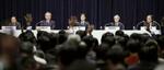 　記者会見で質問を受ける、フジテレビの社長辞任を発表した港浩一氏（中央）と会長辞任の嘉納修治氏（左から４人目）ら。左端は新社長に就任するフジ・メディア・ホールディングス専務の清水賢治氏、左から２人目は遠藤龍之介フジテレビ副会長、右端はフジ・メディアＨＤの金光修社長＝２７日午後、東京・台場のフジテレビ