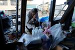 　石川県輪島市のビル倒壊現場で手を合わせる楠さん＝２０２４年５月２５日