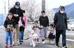 スクールドッグと一緒に散歩する参加者ら＝５日、八頭町万代寺２丁目