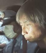 　送検のため埼玉県警所沢署を出る保谷仁容疑者＝２２日午前９時