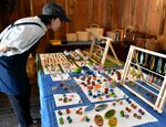 色とりどりの多彩な作品が並ぶ会場