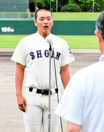 開始式で力強く宣誓した米子松蔭の黒川碧唯主将＝１０日、鳥取県米子市のどらドラパーク米子市民球場