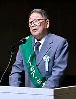 　新潟水俣病の公式確認から６０年となり、式典であいさつする新潟水俣病阿賀野患者会副会長の皆川栄一さん＝３１日午後、新潟市