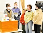 商品アイデアやデザインについて発表する生徒