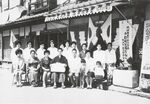 かつての石谷精華堂の店舗。昭和天皇、皇后両陛下献上茶菓子記念写真＝鳥取県倉吉市（提供）