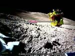 　月面でメインエンジンが上を向いた状態の探査機「ＳＬＩＭ（スリム）」（右上）。分離した超小型変形ロボット「ＳＯＲＡ―Ｑ（ソラキュー）」が撮影した＝２０日（画面の中央にデータの欠損があります）