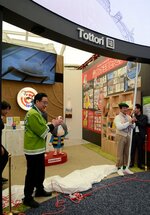 鳥取県ゾーンを除幕した平井知事（右から２人目）と小谷会長（同３人目）＝２３日、大阪市此花区の夢洲