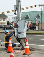 　軽ワゴン車が衝突し、曲がった標識柱＝５日午前１１時３０分、岡山市南区