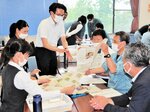 紙面内容を検討する社員ら