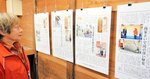 鳥取市街地の観光資源や災害の歴史などを紹介した本紙連載のパネル展＝１３日、鳥取市元大工町の高砂屋