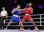 　男子７１キロ級２回戦　ヨルダン選手（左）にパンチを浴びる岡沢セオン＝パリ郊外（共同）