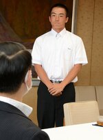  甲子園出場への抱負を語る羽根主将（右）＝２７日、鳥取県庁 