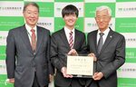 環境大生として初めて現役で公認会計士の試験に合格した今峰さん（中央）＝６日、鳥取市の鳥取環境大