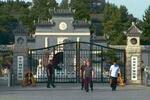 　天安門事件の犠牲者が眠る墓地の前で警戒する治安当局者ら＝４日、北京（共同）