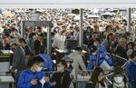 　大勢の来場者で混雑する大阪・関西万博の入場ゲート＝４月、大阪市此花区の夢洲