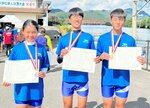 シングルスカル男子で優勝した八木谷公奏（右）と同２位の仲倉準翔（中央）、女子２位の今井美緒＝岐阜県川辺漕艇場
