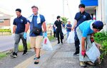道路の美化活動に取り組む参加者ら