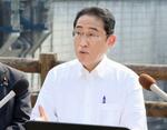 　視察先の岐阜県恵那市で、記者団の質問に答える岸田首相＝８日午後（代表撮影）