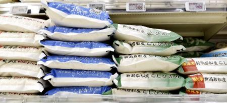 　売り場に積まれたコメ＝東京都内のスーパー