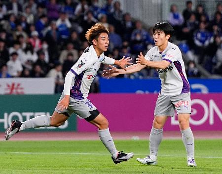 　町田―京都　後半、ゴールを決め駆け出す京都・平賀（左）＝Ｇスタ