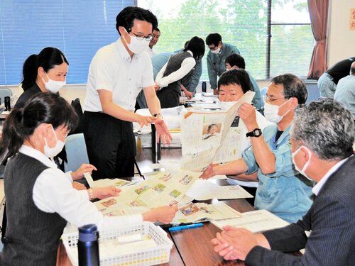 紙面内容を検討する社員ら