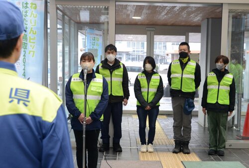 被災地支援に向けて決意表明する鳥取ＤＷＡＴのチーム員＝２１日、鳥取県庁