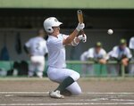 ２回戦・鳥取商―鳥取育英　鳥取商は八回、１死二、三塁から段田がスクイズを決めて２―１と勝ち越す＝どらドラパーク米子市民球場