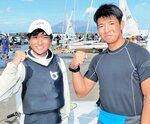 セーリング成年男子４７０級で３位入賞した小泉凱皇（左）と池田隼太＝鹿児島市平川特設会場