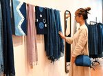 鮮やかな藍色の品物が並ぶ会場＝鳥取市栄町のギャラリーそら