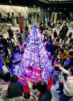 ロビーで光り輝く「ＨＡＧＡＮＥツリー」