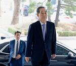 　韓国憲法裁が弾劾訴追を棄却したことを受け、政府庁舎に出勤した韓悳洙首相＝２４日、ソウル（共同）