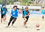 強い日差しの下、必死にボールを追う参加者＝２７日、新温泉町の浜坂県民サンビーチ