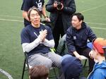 　野球教室で質問に答える松井秀喜さん（左）＝５日、ニューヨーク（共同）