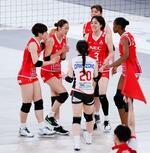 　大阪Ｍ―ＮＥＣ川崎　第２セット、スパイクが決まらず、さえない表情のＮＥＣ川崎・佐藤（左から２人目）＝有明アリーナ