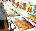 昨年よりも安価で販売されている親ガニ＝１９日、岩美町新井の道の駅「きなんせ岩美」