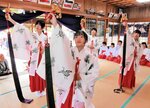 拝殿で浦安舞を奉納する児童たち