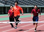 リレー対決で接戦を繰り広げる足立選手（右から２人目）や生徒ら