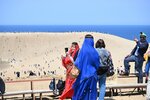 大型連休後半に入り、にぎわう鳥取市の鳥取砂丘＝３日午前