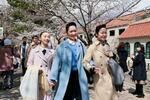 　笑顔で入学説明会に向かう宝塚音楽学校の合格者＝３０日午前、兵庫県宝塚市