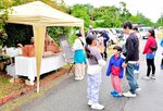 出店の前で行列をつくる来場客