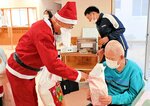 サンタクロースからプレゼントを受け取る利用者