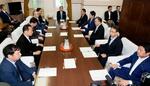 　衆院政治改革特別委の理事懇談会に臨む与野党の理事ら＝３１日午前、国会